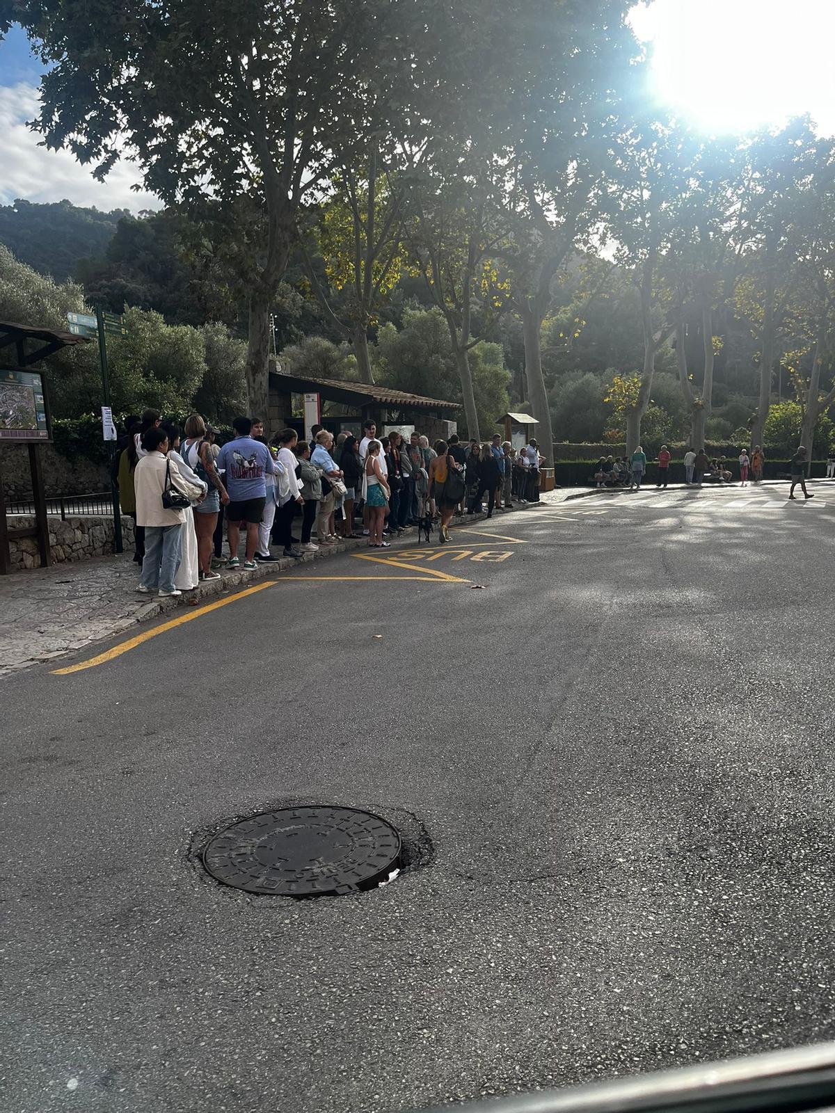 Un grupo de trabajadores y turistas esperando por la tarde el bus que hace el trayecto entre Valldemossa y Palma