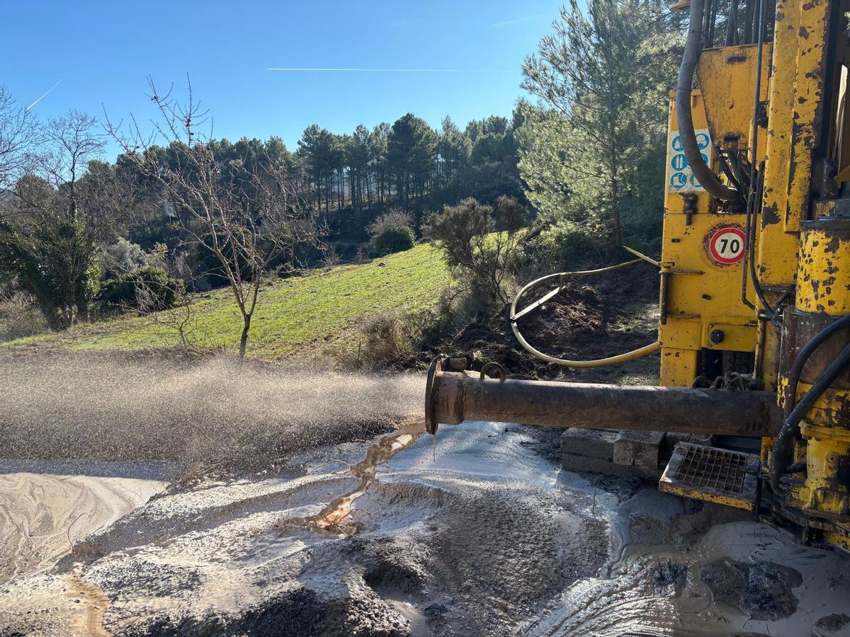 Treballs de perforació per trobar aigua a la Llacuna