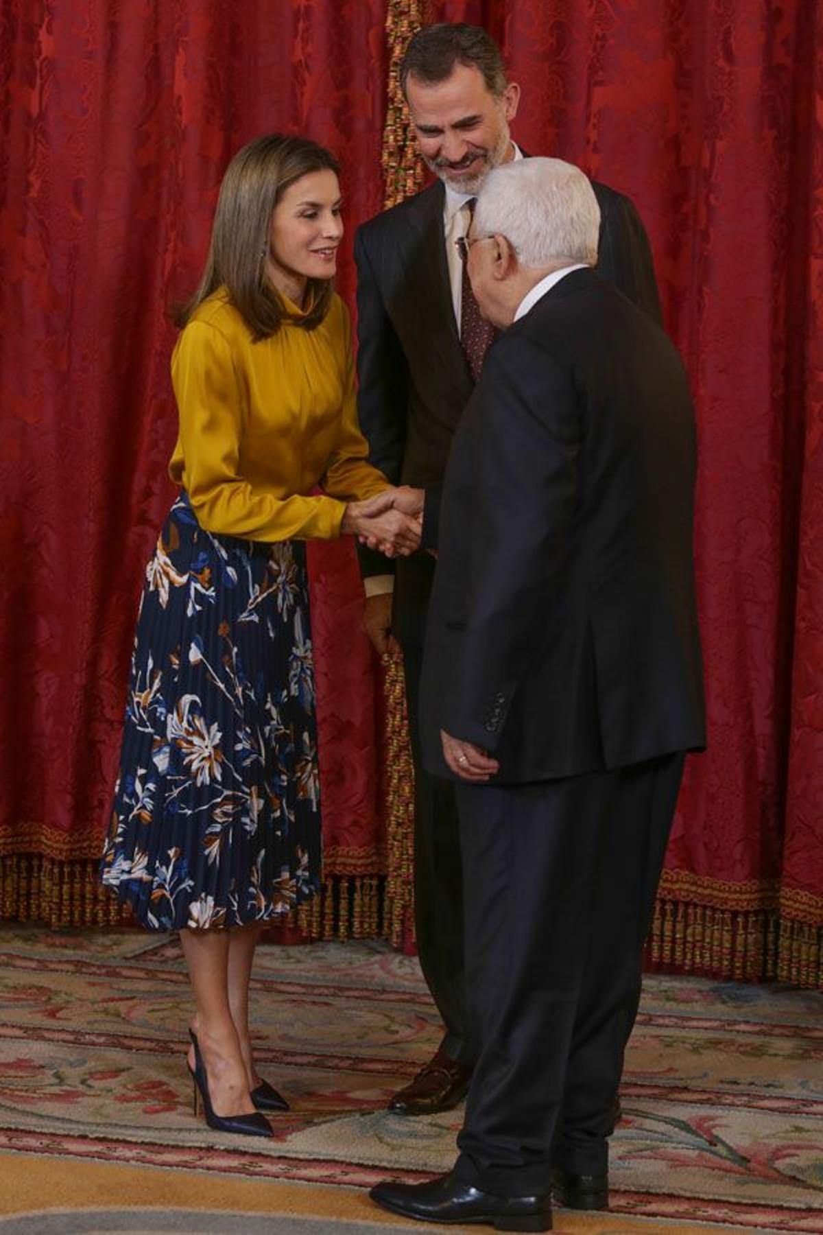 Letizia Ortiz en Madrid con falda de flores, blusa color mostaza y zapatos de Magrit