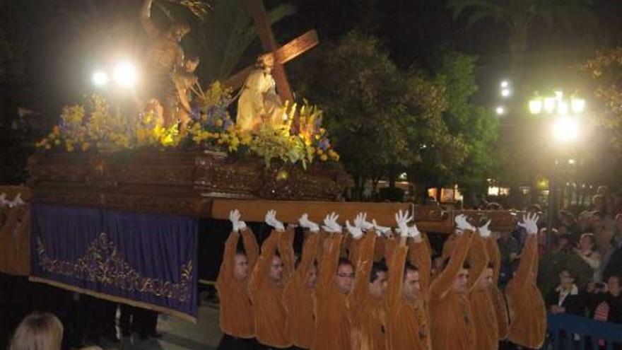 Dos imágenes de la procesión anoche en Torrevieja.