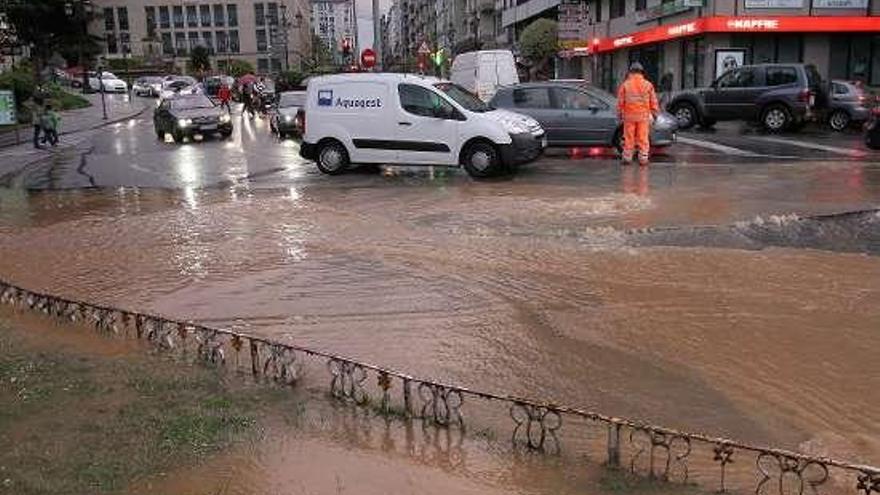 La salida del agua provocó un socavón en la calzada.  // I. Osorio