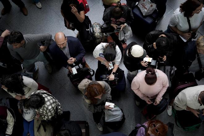 Viajeros en la estación de Atocha después del apagón eléctrico del día 28