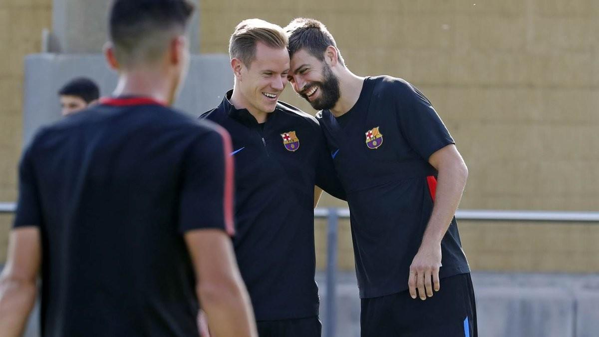 Ter Stegen y Piqué durante el entrenamiento del martes en la ciudad deportiva del Barça.