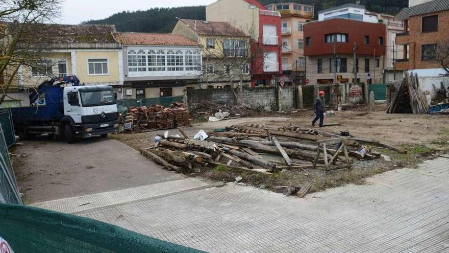 La empresa contratista volvió ayer a trabajar en la zona y en breve comenzará la cimentación. // G.N.