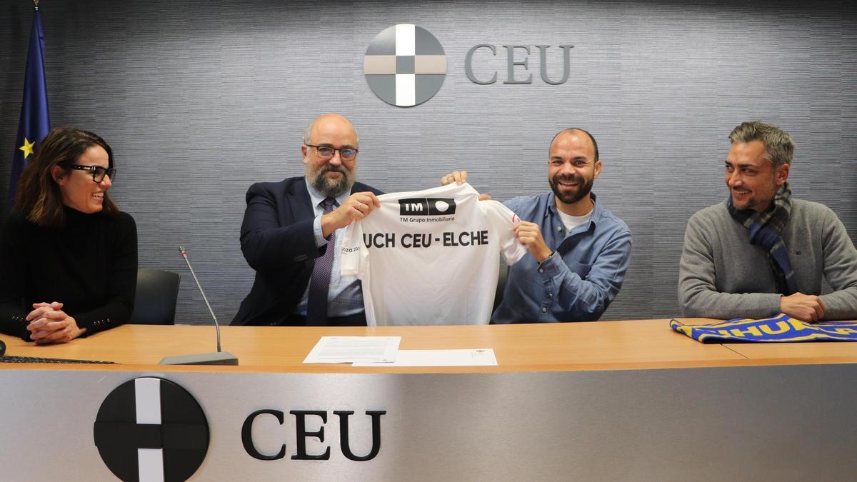 Firma del convenio entre CEU UCH y Orihuela CF.