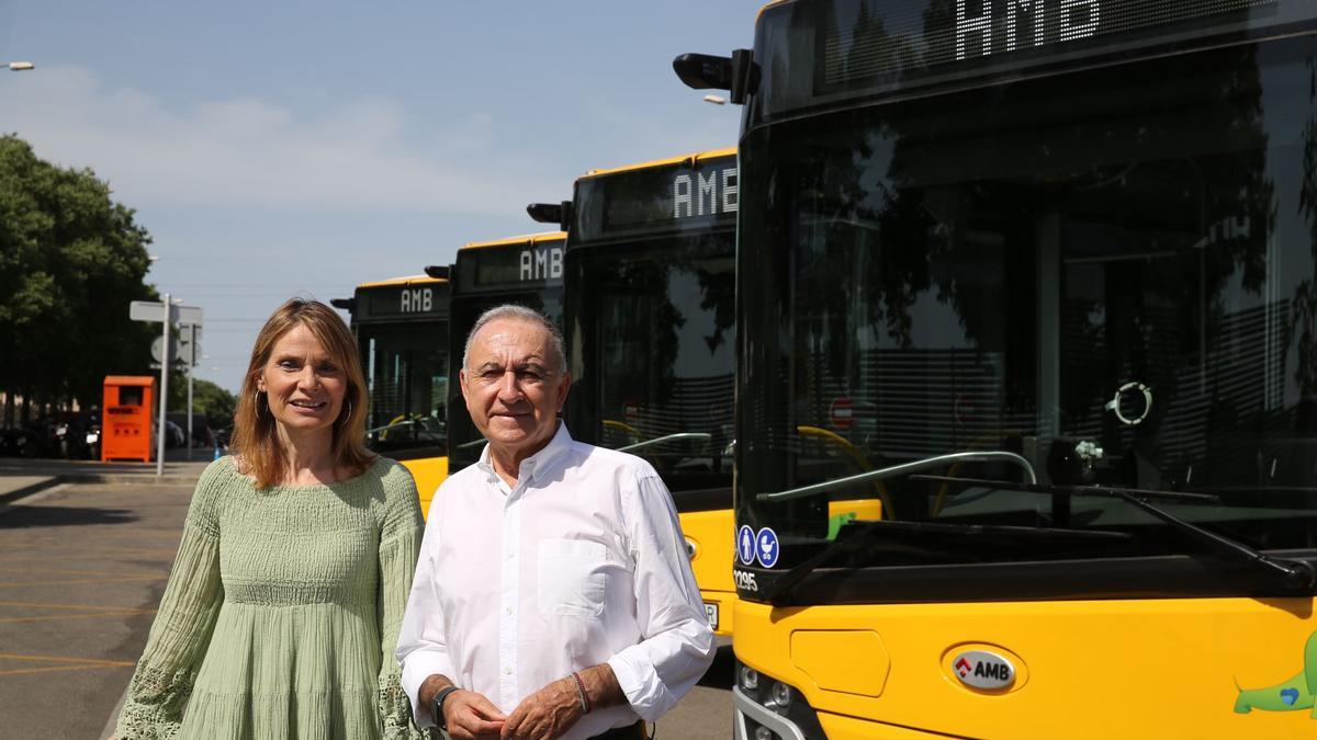 El vicepresidente de Mobilitat, Transport i Sostenibilitat del AMB, Antoni Poveda, junto a la alcaldesa Lluïsa Moret,