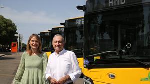 El vicepresidente de Mobilitat, Transport i Sostenibilitat del AMB, Antoni Poveda, junto a la alcaldesa Lluïsa Moret, presentan el plan de renovación de la flota del Bus Metropolitano, con más de 300 nuevos autobuses sostenibles, híbridos.