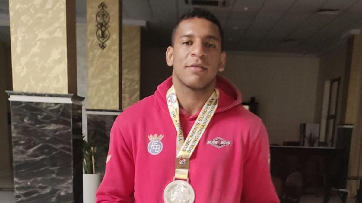 Enmanuel Reyes posa con la medalla de plata del Campeonato de Europa. |  // LA OPINIÓN