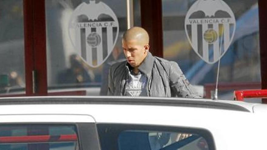 Feghouli, a su salida de la Ciudad Deportiva de Paterna