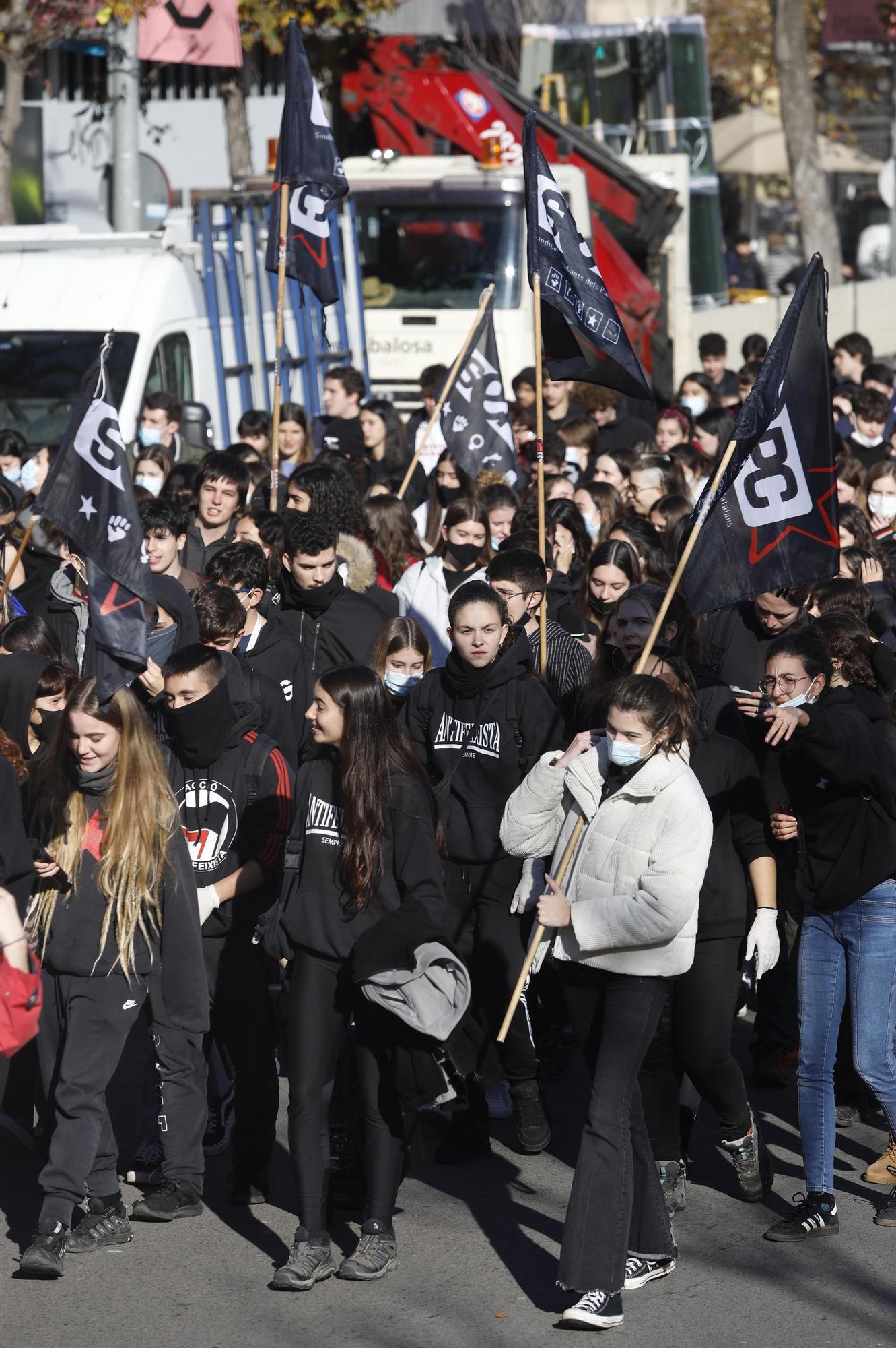 Uns centenars d'estudiants es manifesta a Girona contra el projecte de llei Castells i la sentència del 25% de castellà