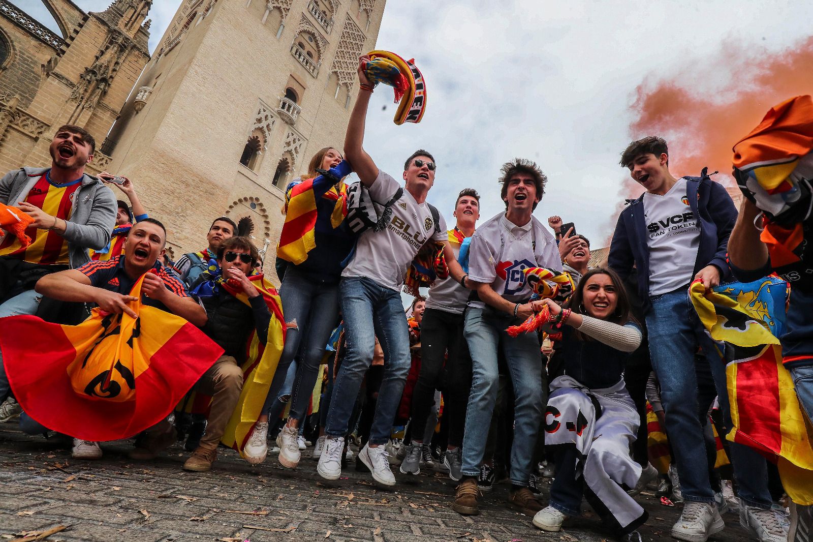 La afición del Valencia CF vibró y sufrió con sus ídolos en Valencia y en Sevilla