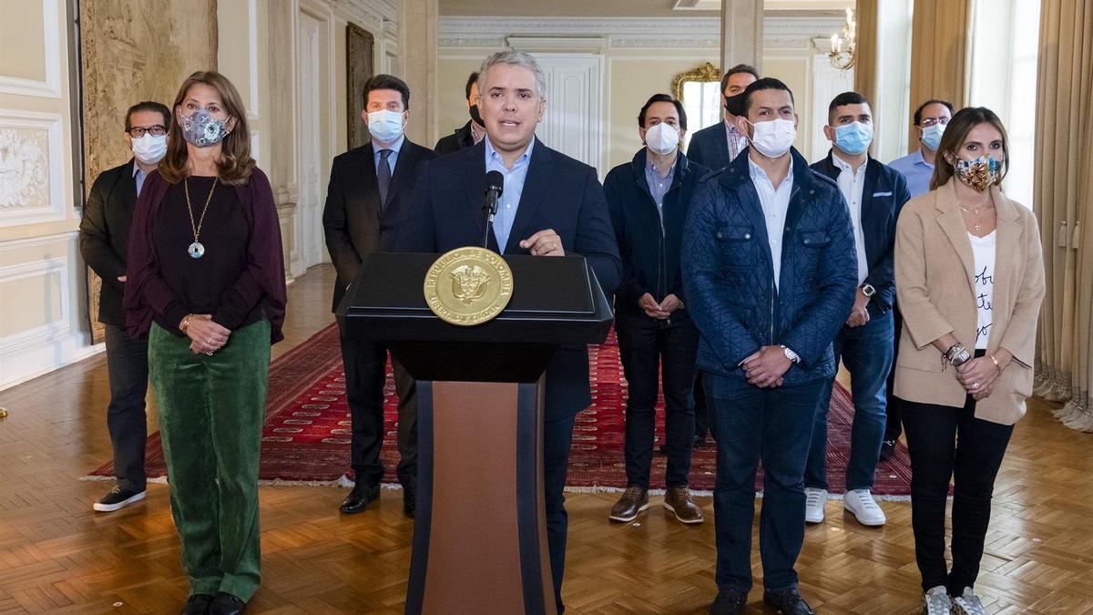 Duque, durante la rueda de prensa de este domingo junto a su gabinete.