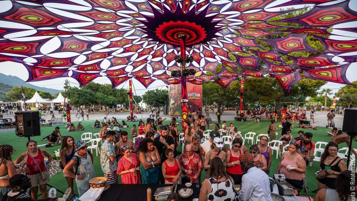 El Rototom Sunsplash de Benicàssim consolida sus áreas extramusicales como refugios climáticos.