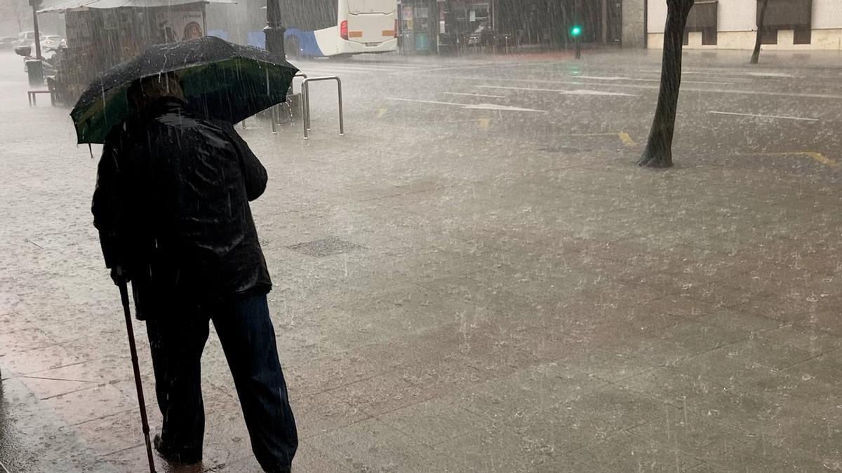 Una tromba de agua anega el centro de Oviedo