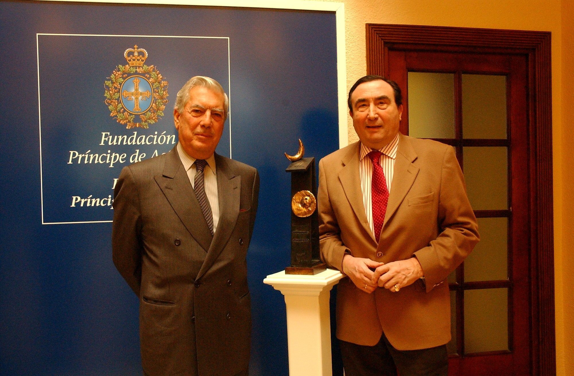 EN IMÁGENES: La relación de Mario Vargas Llosa con Asturias