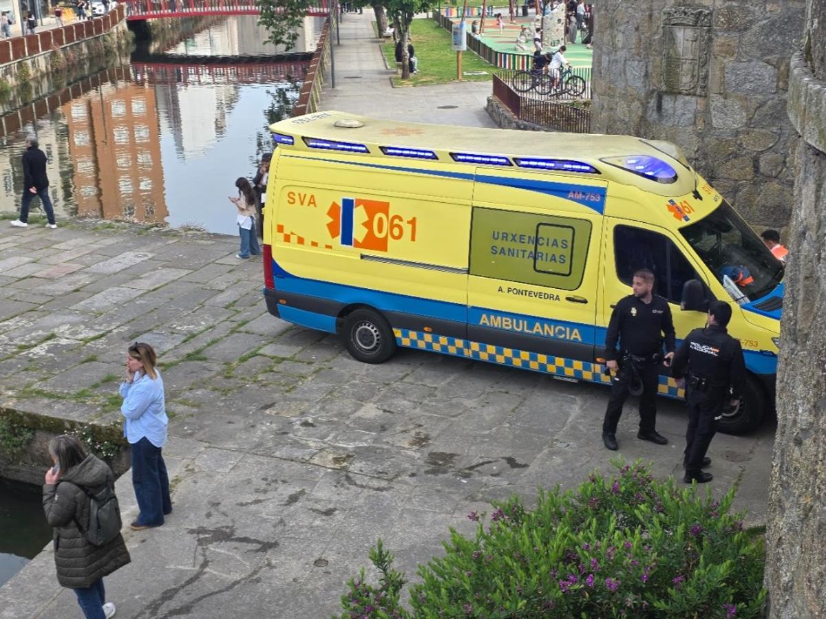 El rescate efectuado en el río O Con congregó a numerosos curiosos y dio lugar a un espectacular despliegue de medios policiales y de emergencias.