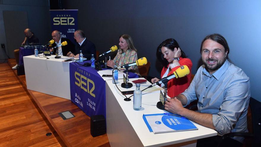 Xan Xove, Inés Rey, la periodista Isabel Bravo, Miguel Lorenzo y Francisco Jorquera, ayer, en el debate de Radio Coruña.   | // VÍCTOR ECHAVE