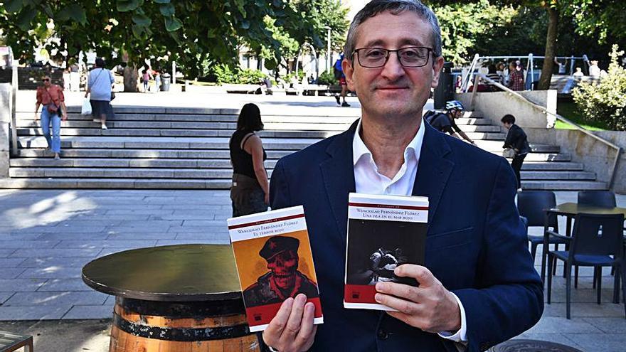 Jesús Blázquez, en la plaza de España con los dos libros.   | // VÍCTOR ECHAVE