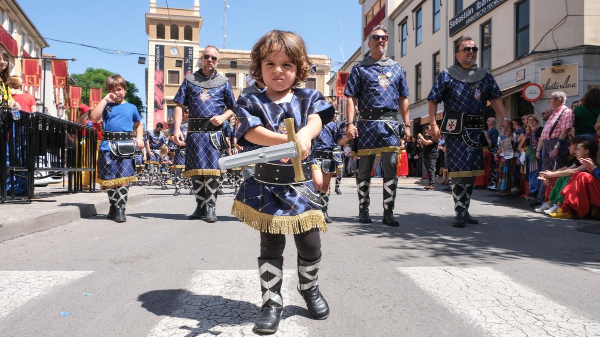 Un pequeño festero de la comparsa de Cristianos con su espada al frente.