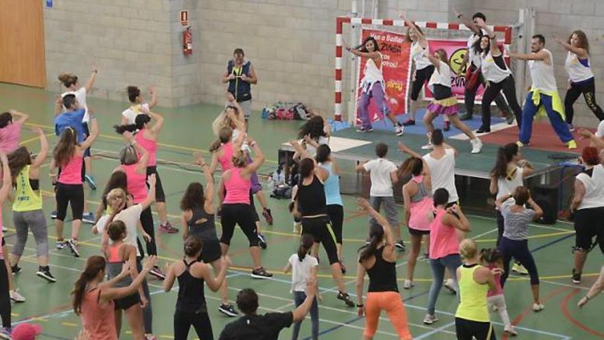 Los aficionados a la zumba, ayer en el polideportivo de la UIB.