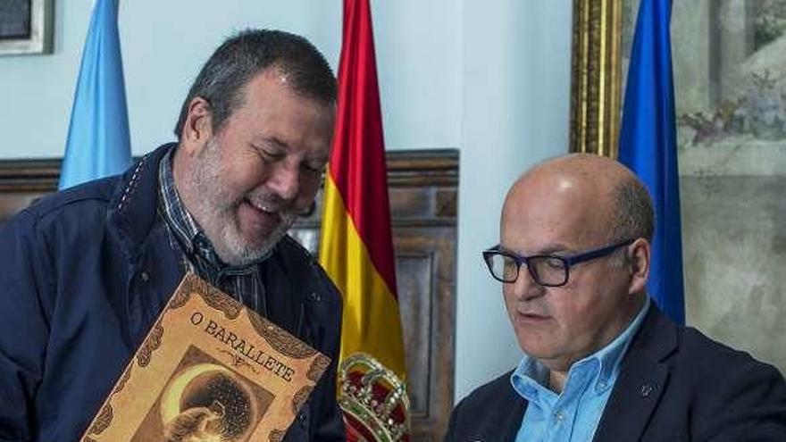 César Parente y Manuel Baltar con el libro. // FdV