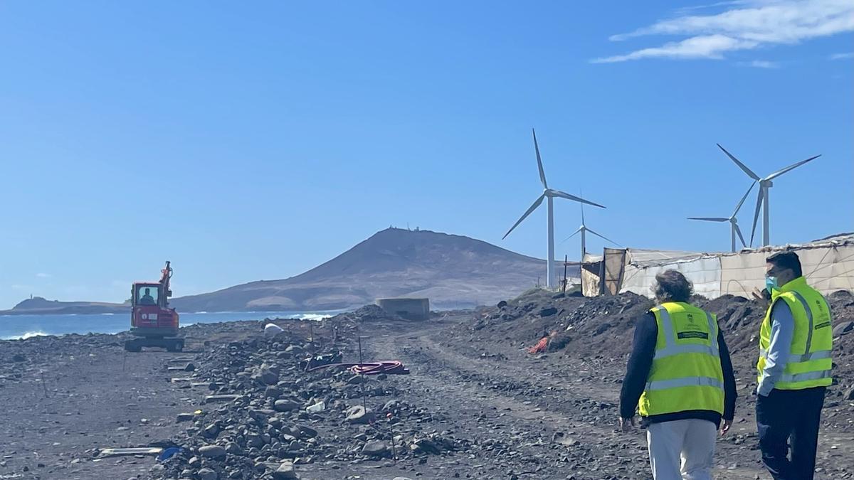 Obras de construcción del nuevo paseo de la playa de El Burrero, en la costa de Ingenio.