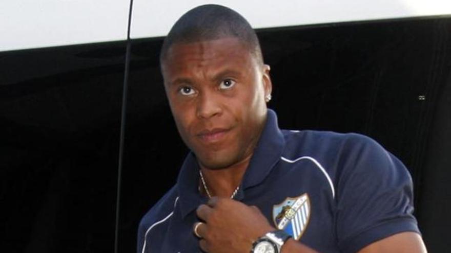 Julio Baptista se marchó ayer a Brasil con su mujer y su hija recién nacida.