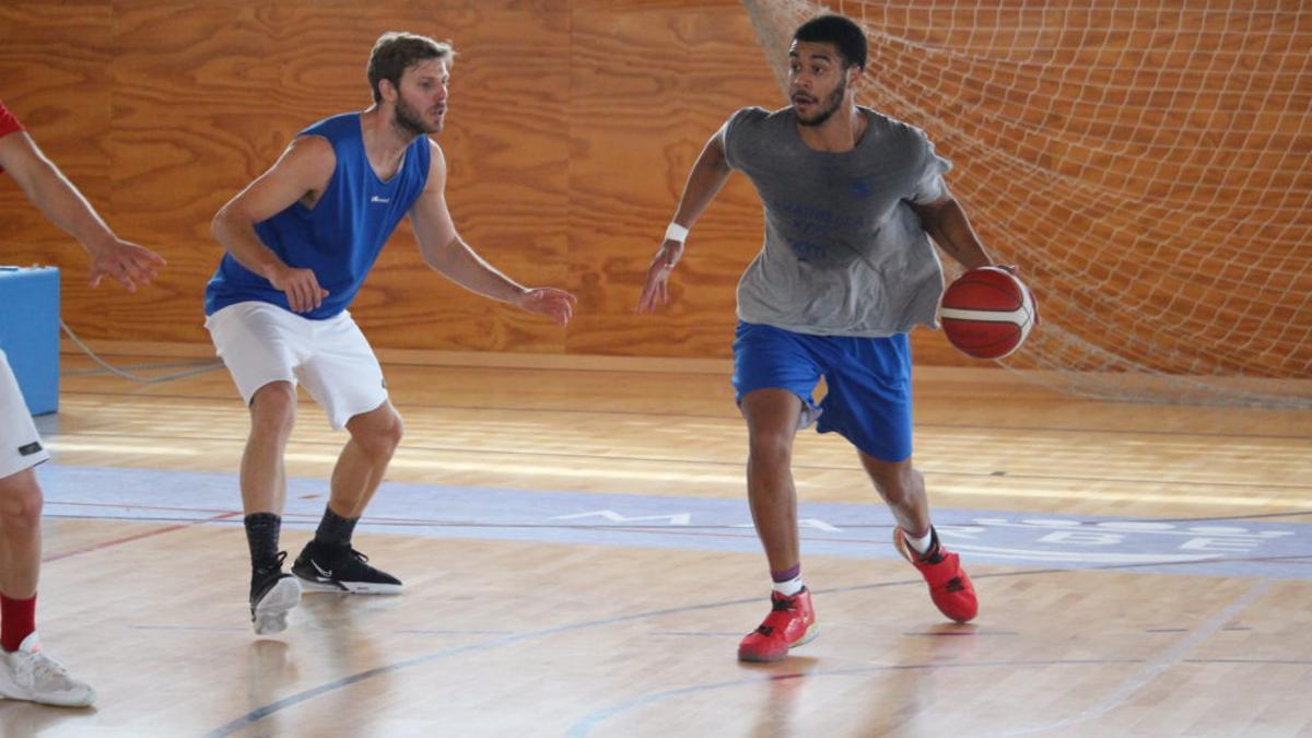 Entreno del CB Marbella para afrontar el partido en Melilla