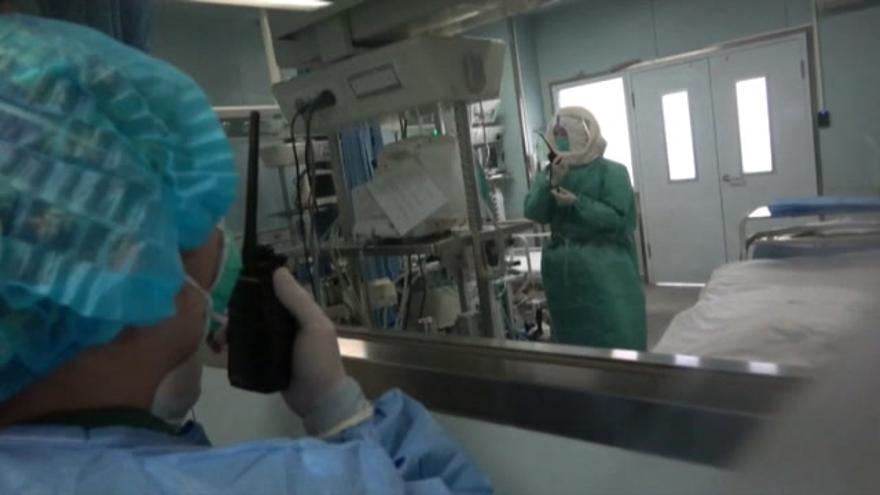 Tercer muerto en China por una neumonía vírica que suma 136 nuevos casos