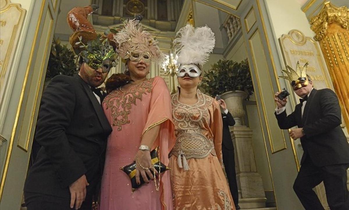 Cuatro invitados al baile, en las escaleras de acceso del Liceu.