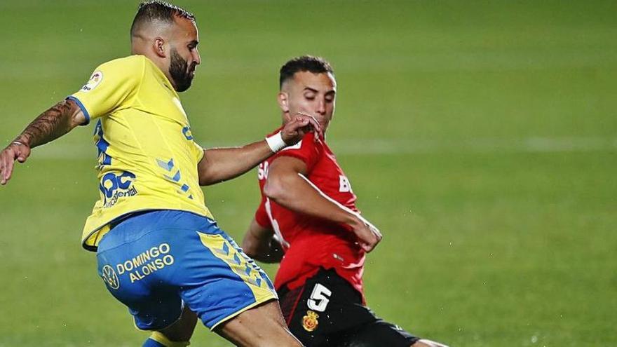 Umkämpftes Unentschieden: Russo (Real Mallorca in Rot) gegen Jesé (Las Palmas).