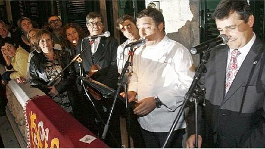 Els polítics escolten Joan Roca, en un moment de la lectura del pregó, envoltat dels seus dos germans Jordi -a l&#039;esquerra- i Josep -a la dreta-.