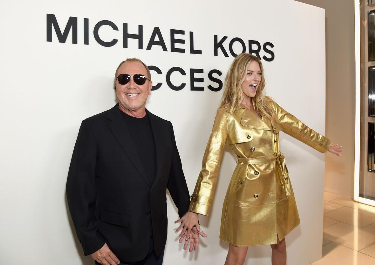 Fiesta Michael Kors:  Martha Hunt y Michael Kors