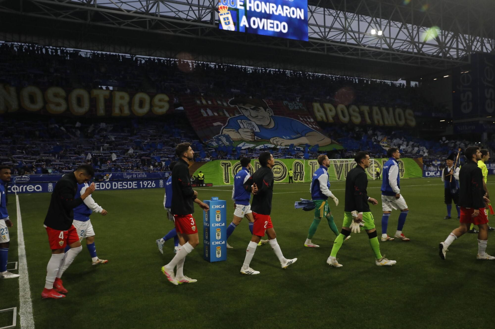 EN IMÁGENES: Ambientazo en la vuelta del play off entre Oviedo y Almería en el Carlos Tartiere