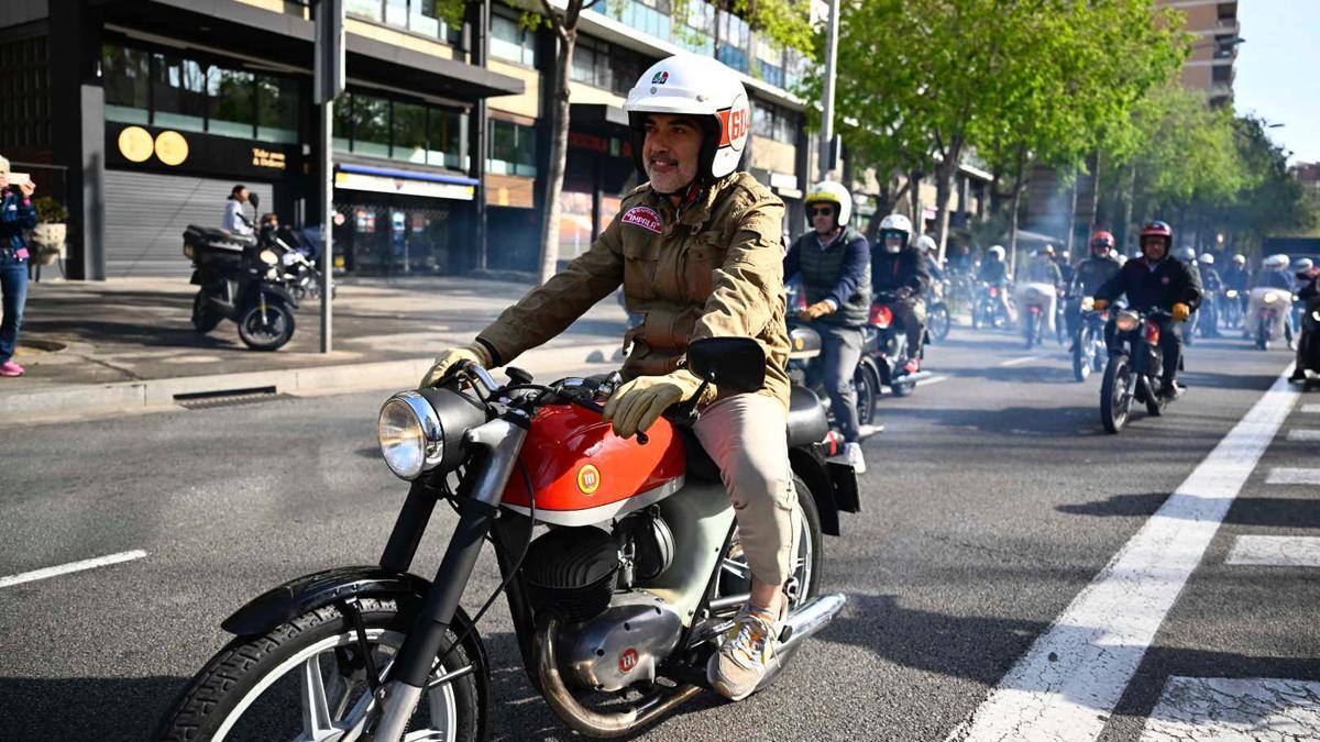 El alcaldable del PP por Barcelona, Daniel Sirera, hace una ruta en moto Impala por Barcelona