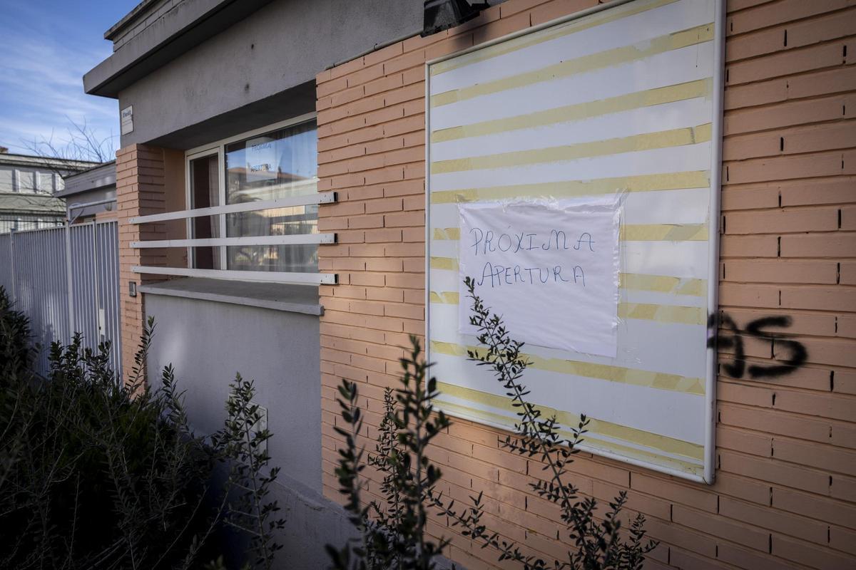 Cartel de 'próxima apertura' donde estaba la escuela infantil Waldorf Munay de Zaragoza.
