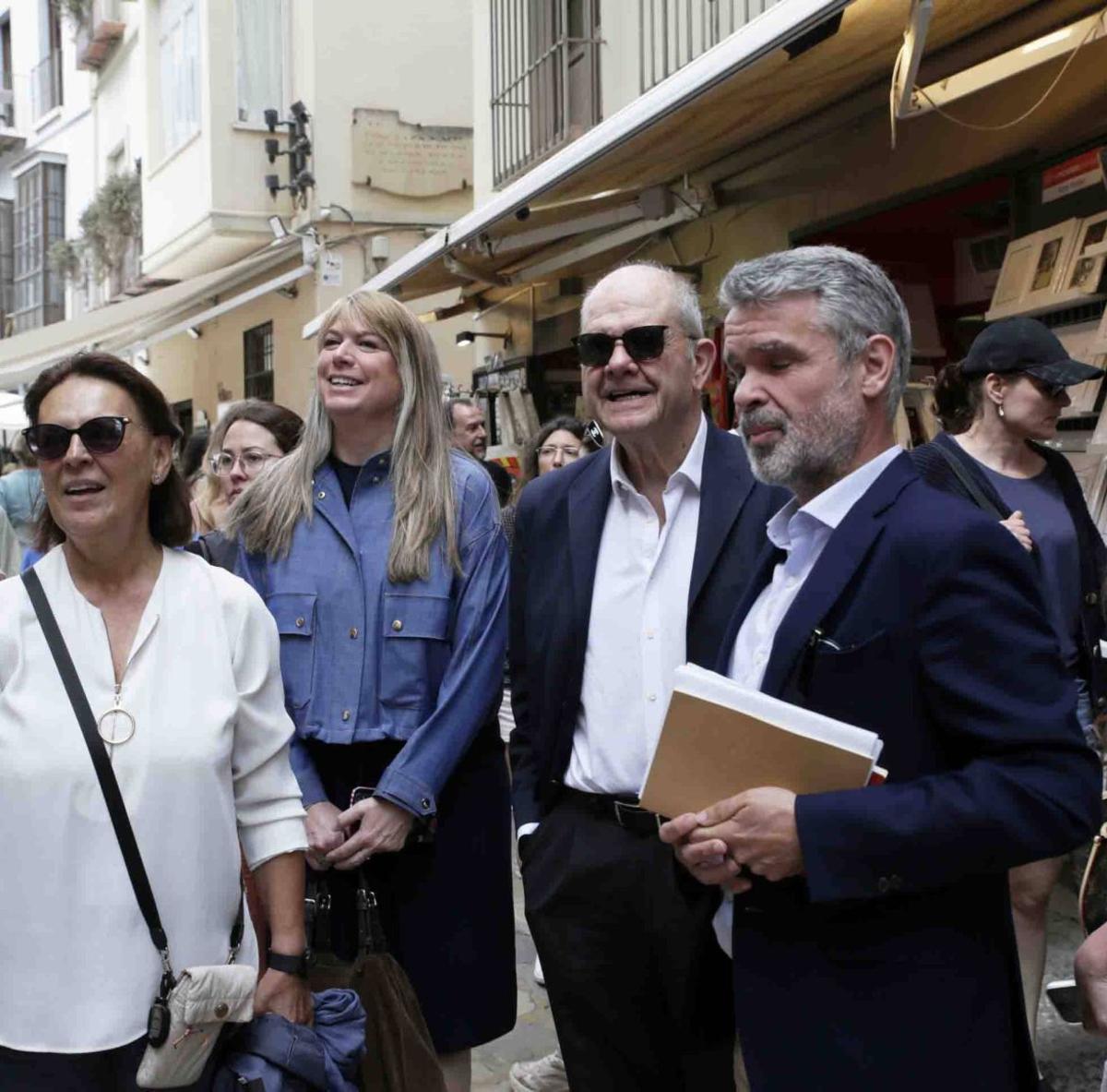 Manuel Chaves, con Rosa Torres, Estefanía Martín Palop y José Bernal, esta semana. | ÁLEX ZEA