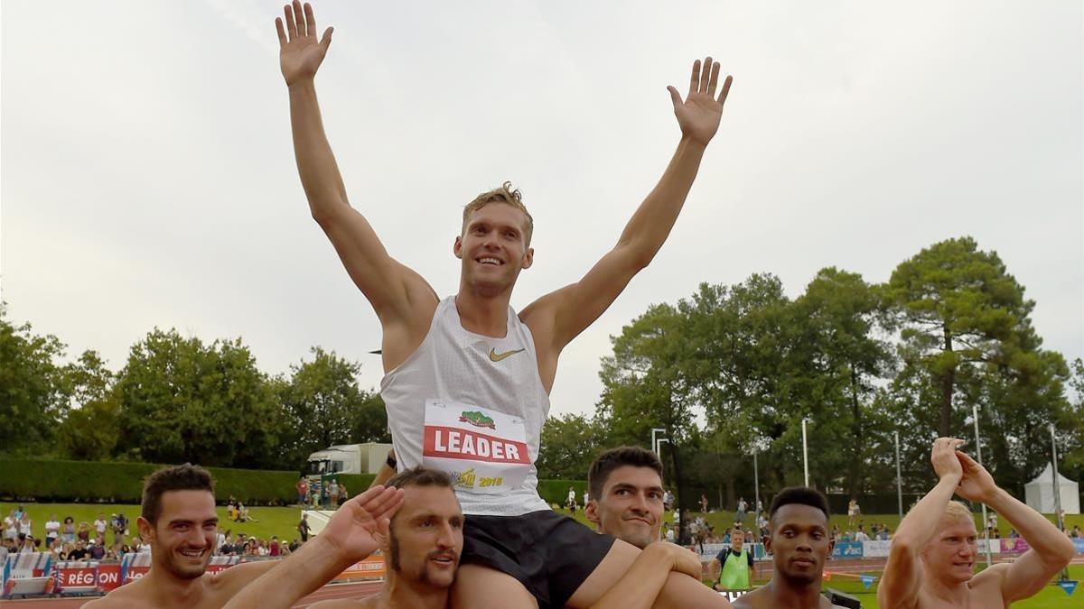 Kevin Mayer, felicitado por otros atletas por su proeza.