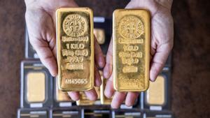 L’alta cotització de l’or augmenta  la inversió i la venda com a valor refugi