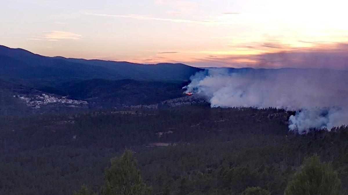 El fuego se acerca peligrosamente a Los Calpes, una pedanía perteneciente al término municipal de La Puebla de Arenoso.