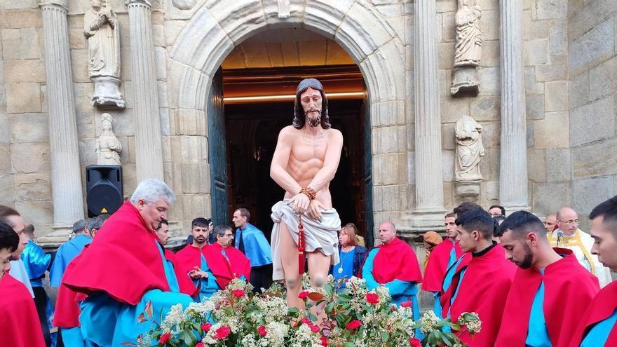 El Jueves Santo de Cangas vuelve a relucir más que el sol
