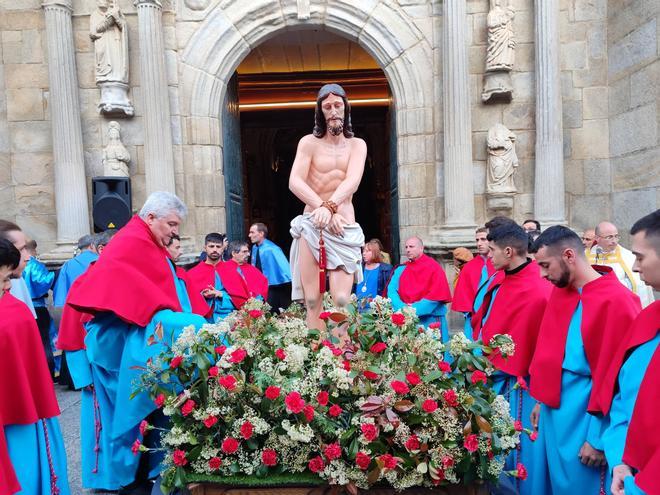 La solemne y espectacular procesión de la Santa Cena, en el Jueves Santo de Cangas
