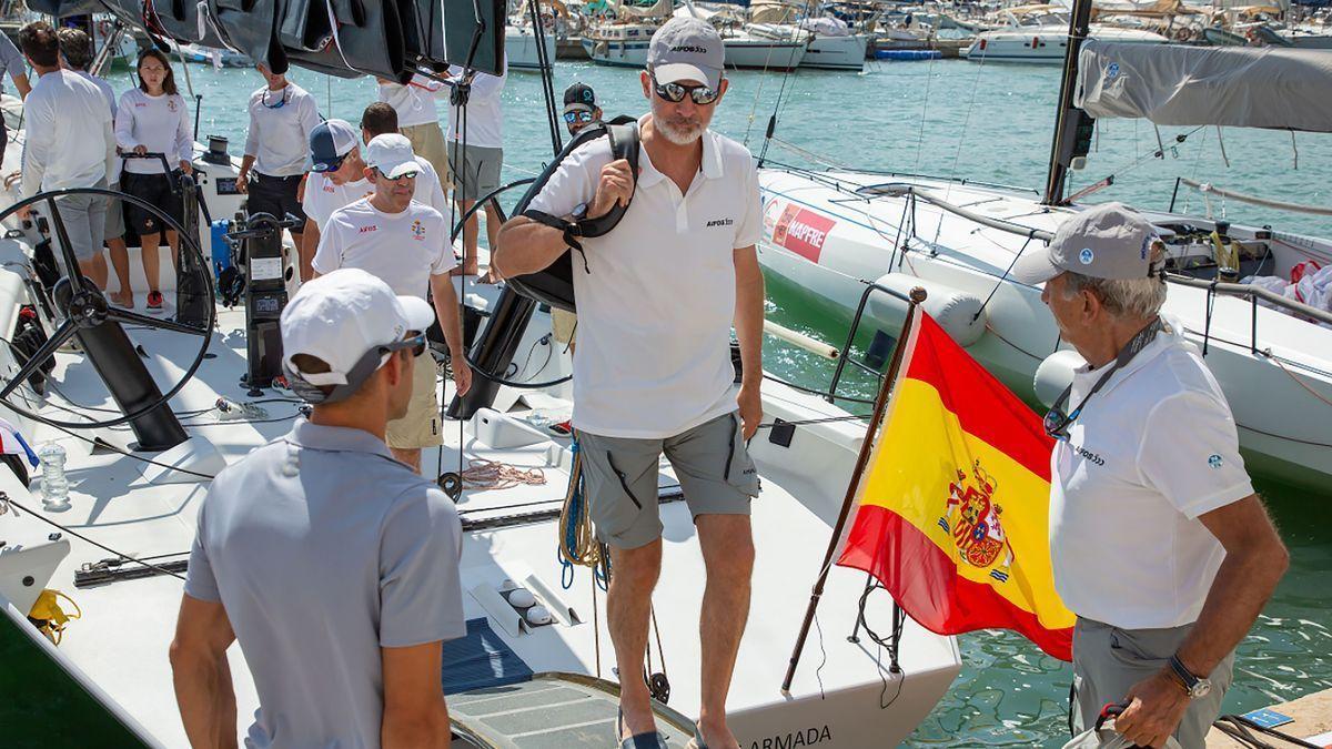 Felipe VI se pone al mando del Aifos 500 en la primera regata de la Copa del Rey