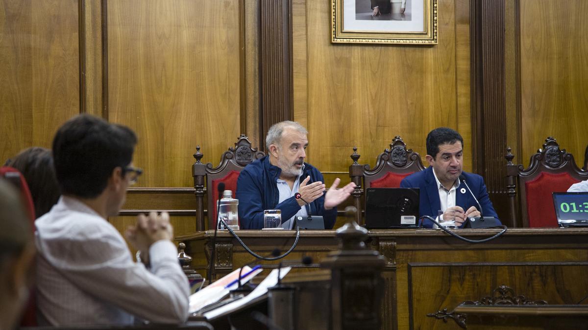 El edil de Movilidad, Jordi Martínez, durante el pleno extraordinario sobre la red de autobuses.