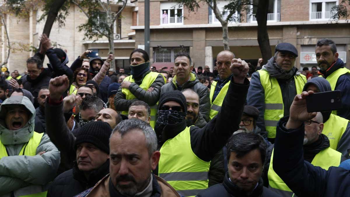 Concentración de taxistas frente a la Conselleria de Territori en Barcelona