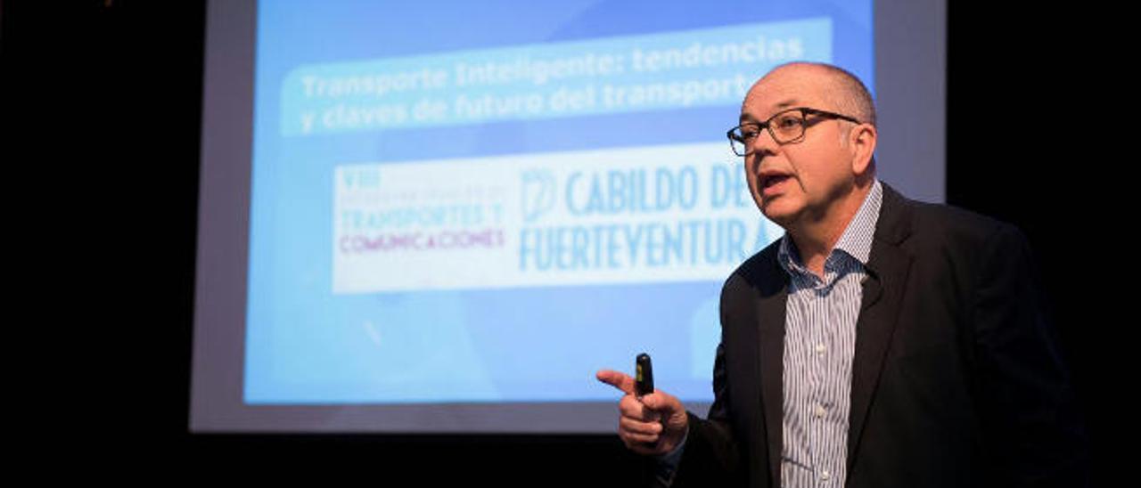 El profesor Julio Brito Santana durante su conferencia en Morro Jable.