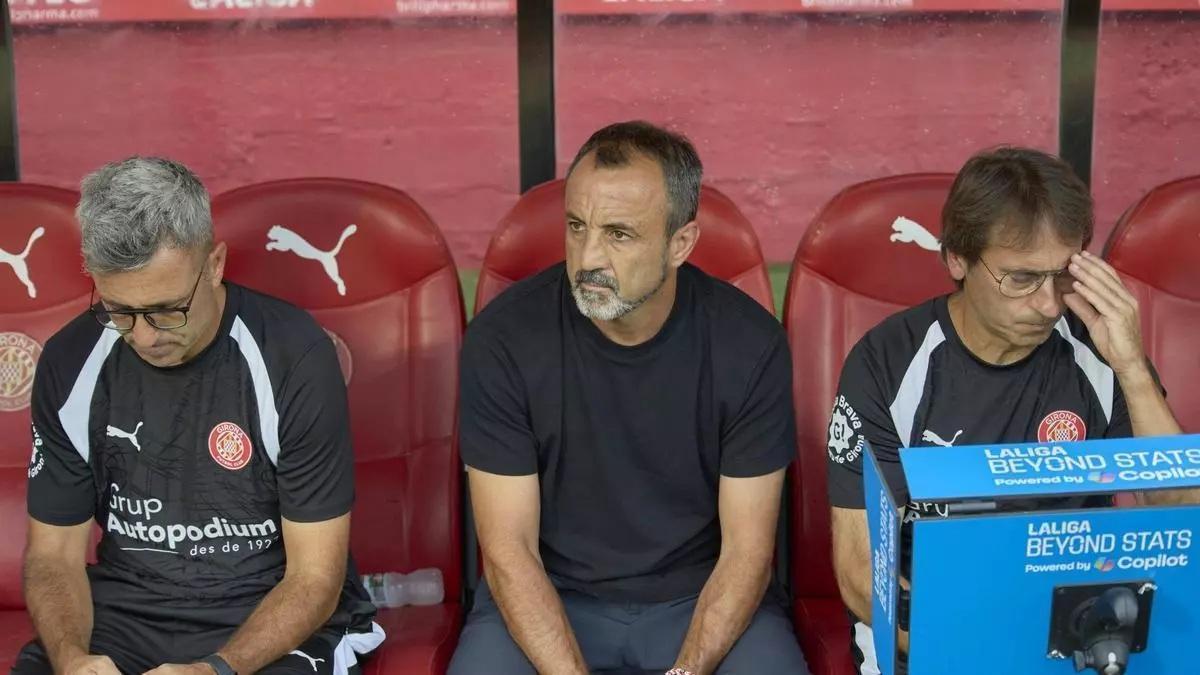 Quique Álvarez, en el banquillo del Girona.