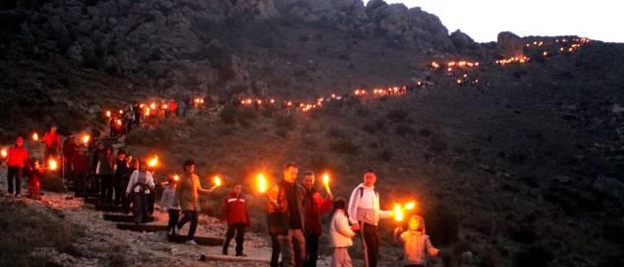 Elda recupera la bajada de antorchas del monte Bolón en la Cabalgata de los Reyes