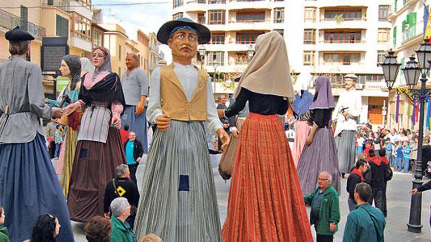 Los gigantes de nueve municipios de Mallorca danzaron en la plaza de España.