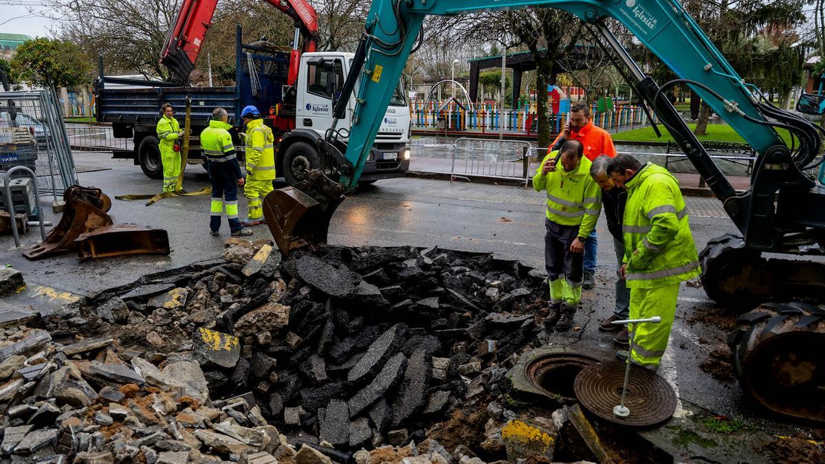 Los operarios, en la zona donde se produjo el socavón.